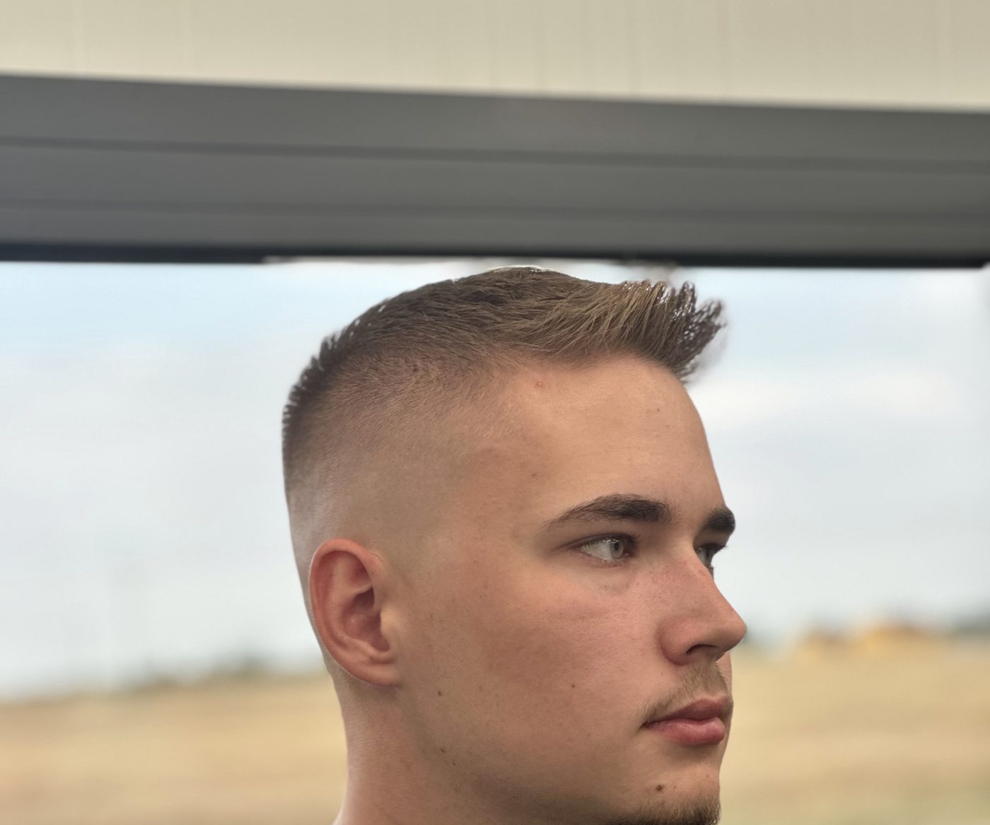 Krátký pánský střih s vysokým fade – James & Blades, Kostomlátky