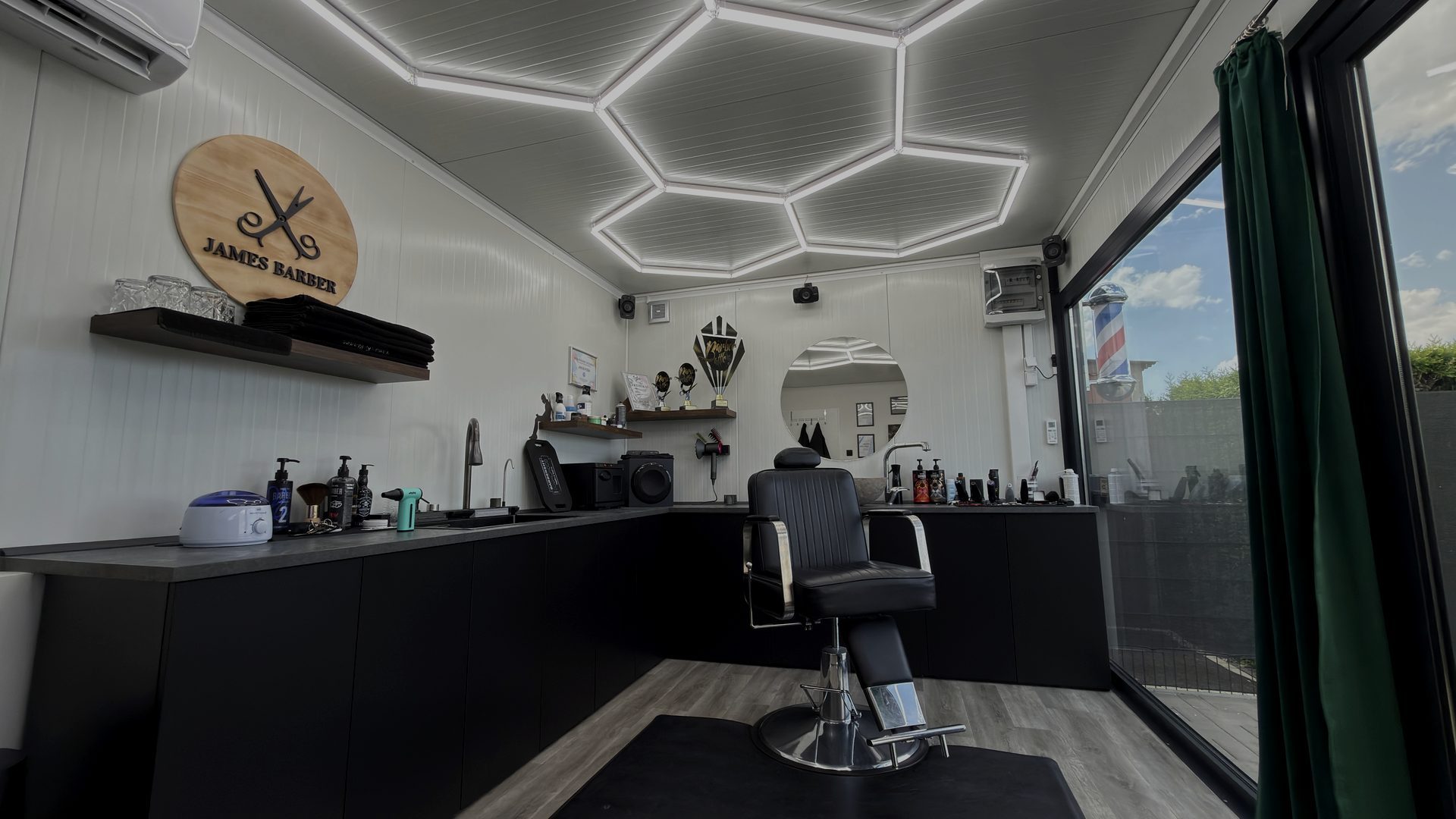 Interiér barbershopu James & Blades v Kostomlátkách u Nymburka